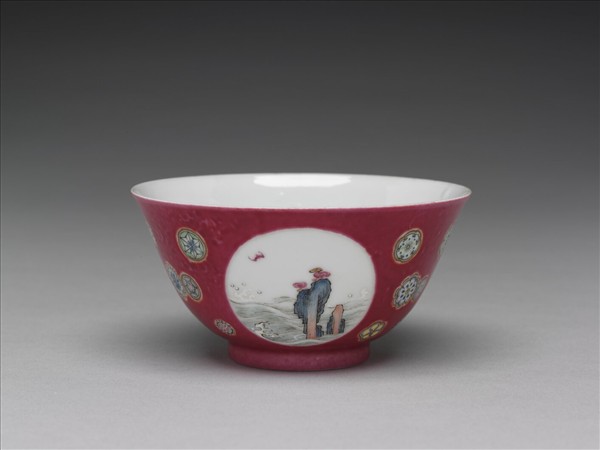 琺瑯彩洋紅地團花開光花鳥紋碗