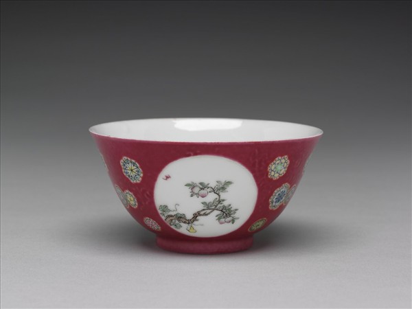 琺瑯彩洋紅地團花開光花鳥紋碗