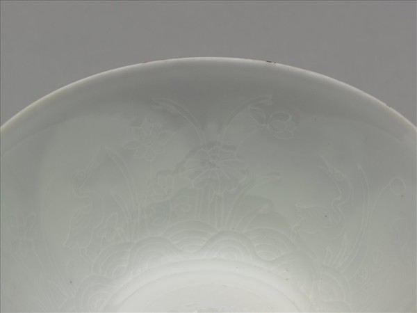 琺瑯彩洋紅地團花開光花鳥紋碗