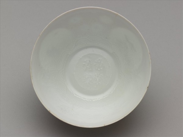 琺瑯彩洋紅地團花開光花鳥紋碗