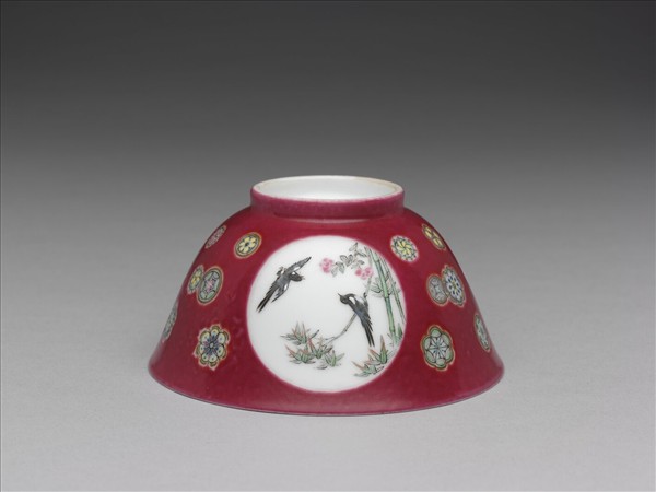 琺瑯彩洋紅地團花開光花鳥紋碗