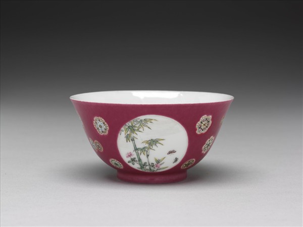 琺瑯彩洋紅地團花開光花鳥紋碗