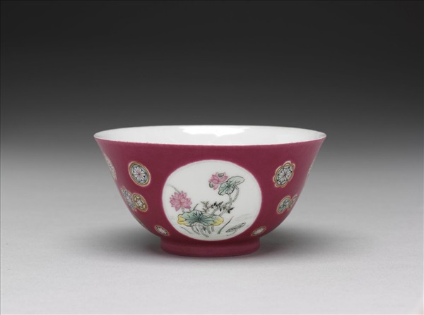 琺瑯彩洋紅地團花開光花鳥紋碗
