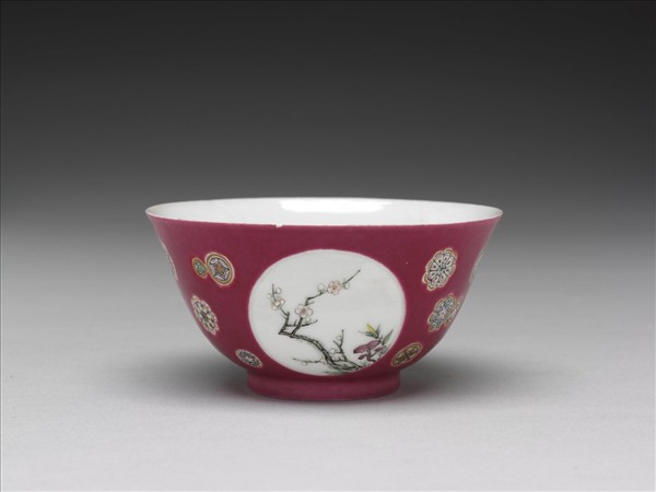 琺瑯彩洋紅地團花開光花鳥紋碗