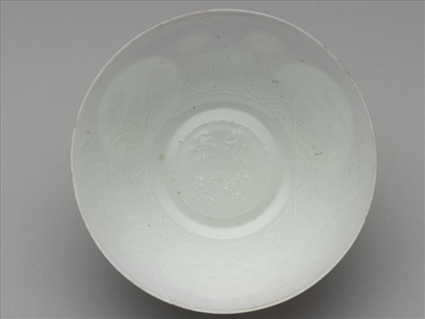 琺瑯彩洋紅地團花開光花鳥紋碗