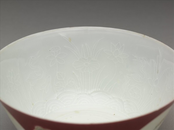 琺瑯彩洋紅地團花開光花鳥紋碗