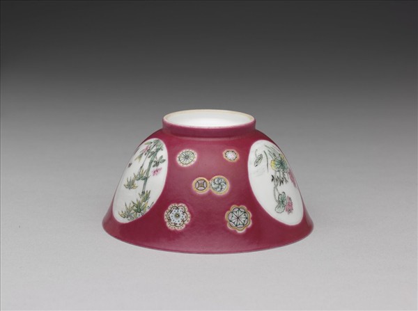 琺瑯彩洋紅地團花開光花鳥紋碗