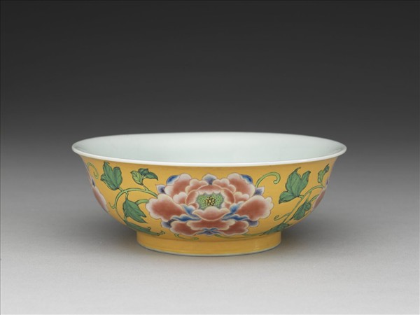琺瑯彩黃地牡丹淺碗