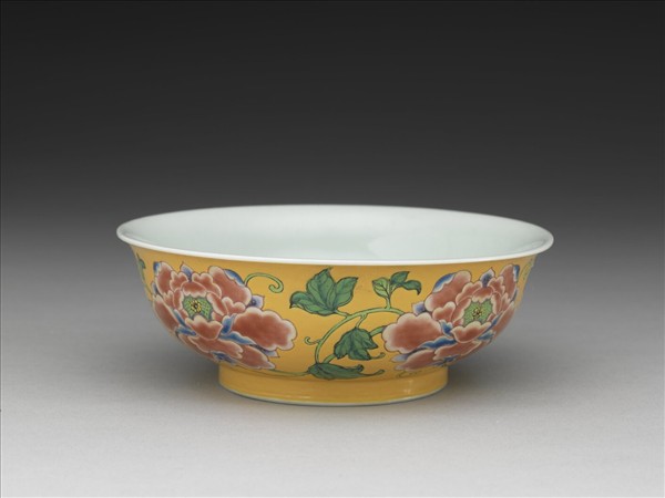 琺瑯彩黃地牡丹淺碗