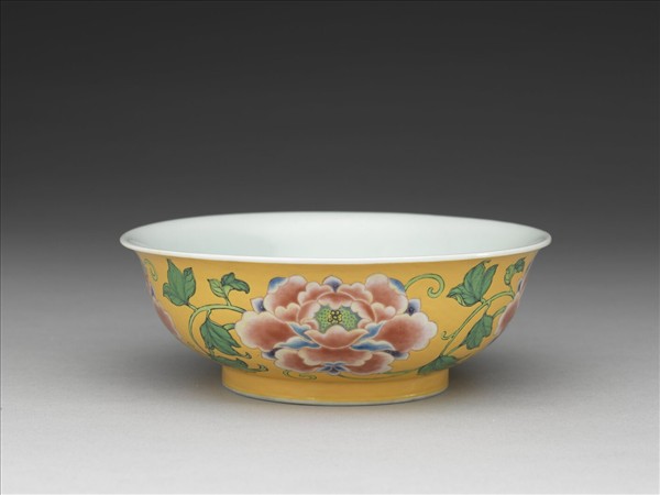 琺瑯彩黃地牡丹淺碗
