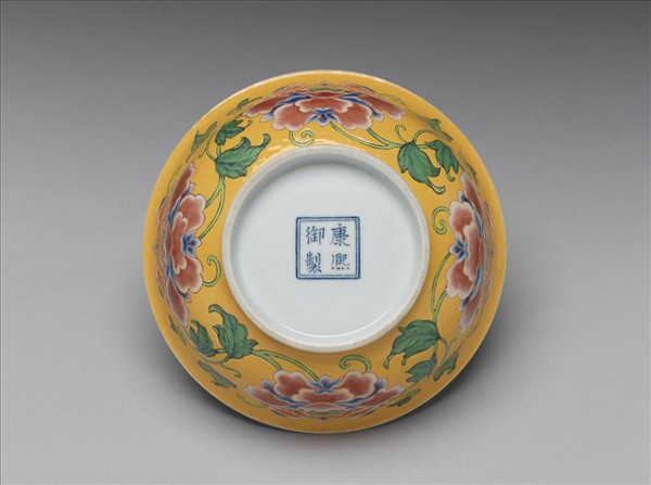 琺瑯彩黃地牡丹淺碗