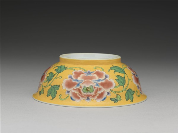 琺瑯彩黃地牡丹淺碗