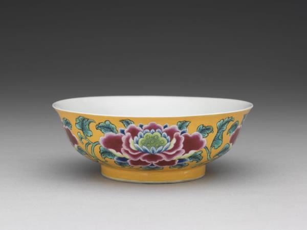 琺瑯彩黃地番蓮淺碗