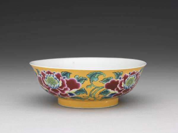 琺瑯彩黃地番蓮淺碗