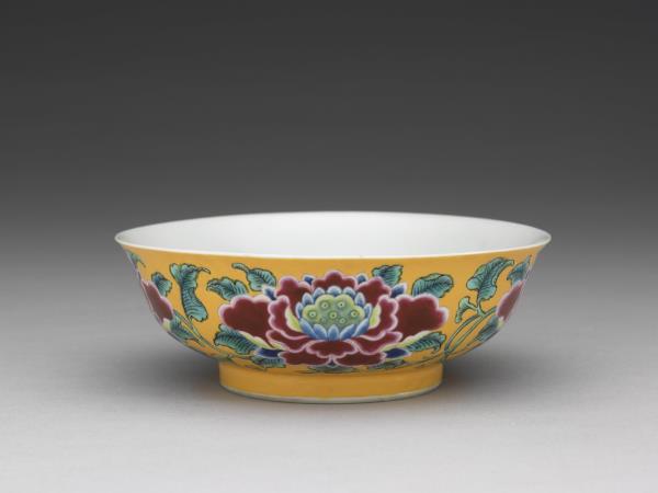 琺瑯彩黃地番蓮淺碗