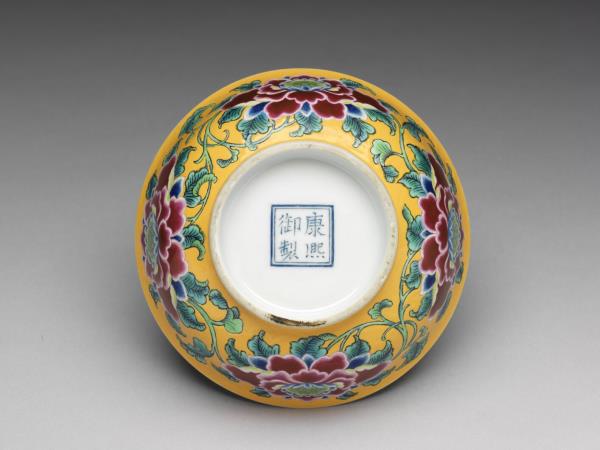 琺瑯彩黃地番蓮淺碗