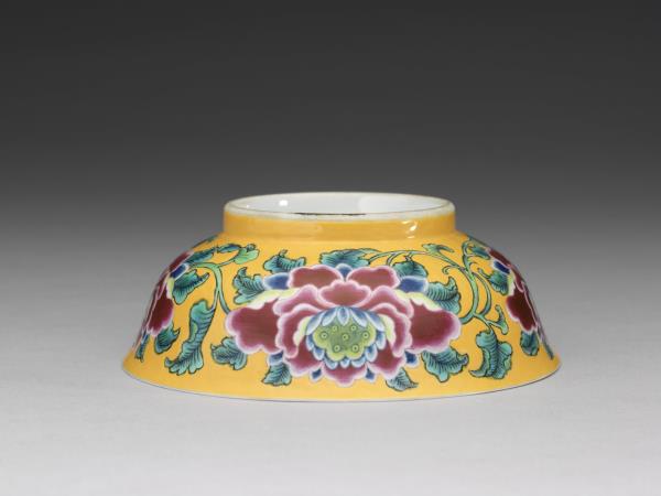 琺瑯彩黃地番蓮淺碗