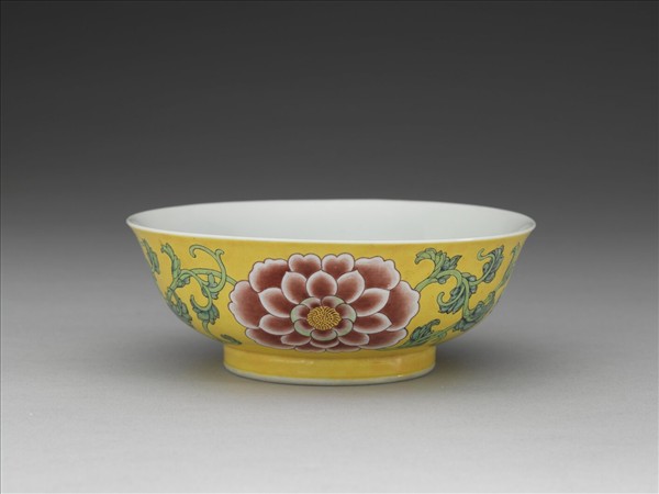 琺瑯彩黃地牡丹淺碗