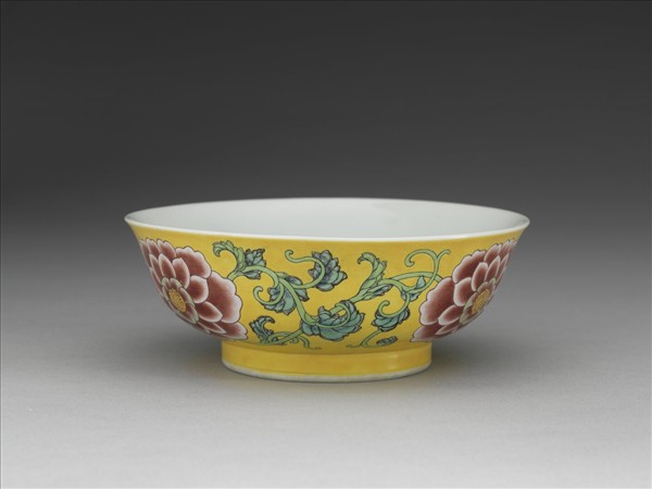 琺瑯彩黃地牡丹淺碗