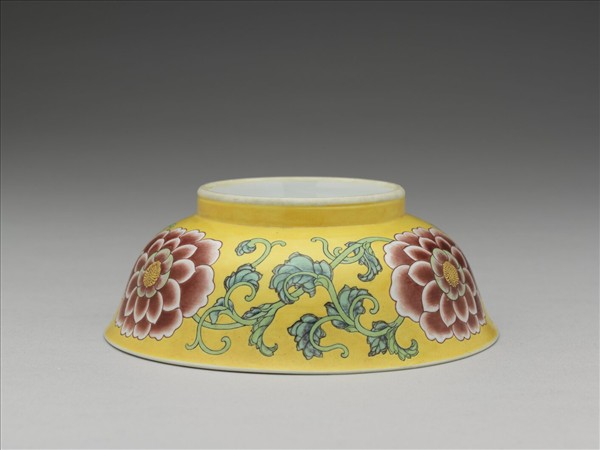 琺瑯彩黃地牡丹淺碗