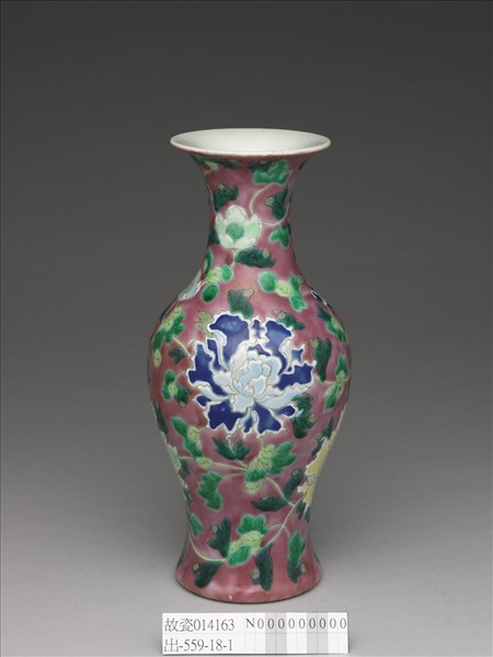 琺瑯彩紫紅地牡丹紋瓶