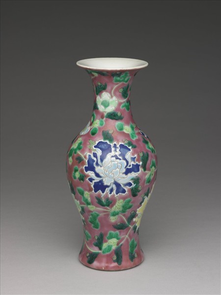 琺瑯彩紫紅地牡丹紋瓶