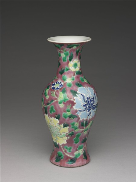 琺瑯彩紫紅地牡丹紋瓶