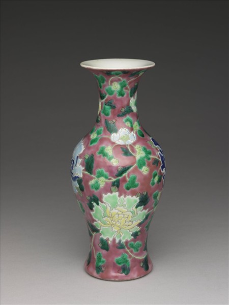 琺瑯彩紫紅地牡丹紋瓶