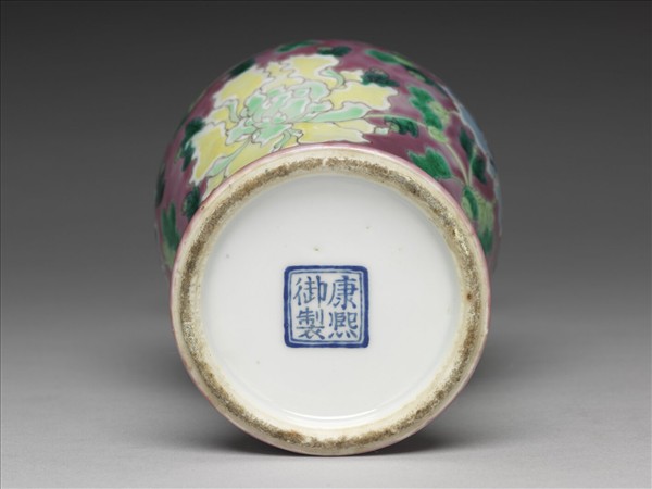 琺瑯彩紫紅地牡丹紋瓶