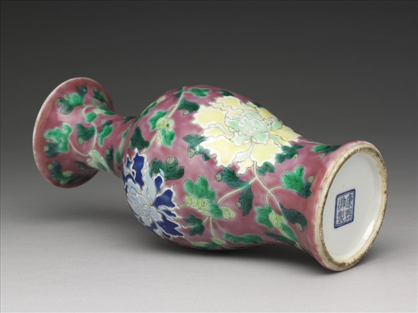 琺瑯彩紫紅地牡丹紋瓶