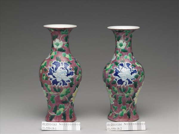 琺瑯彩紫紅地牡丹紋瓶