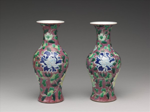 琺瑯彩紫紅地牡丹紋瓶