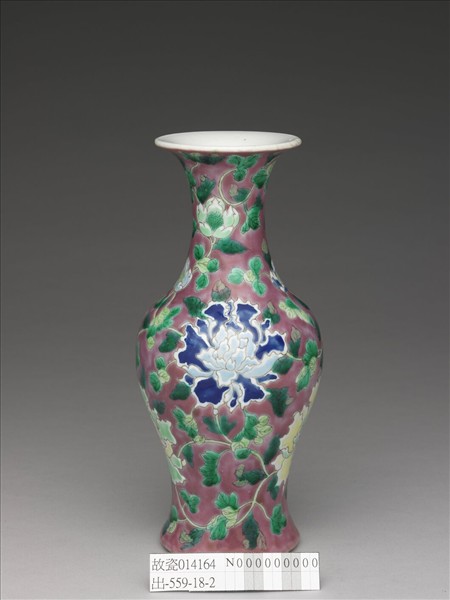 琺瑯彩紫紅地牡丹瓶