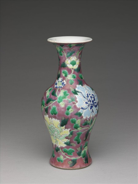 琺瑯彩紫紅地牡丹瓶