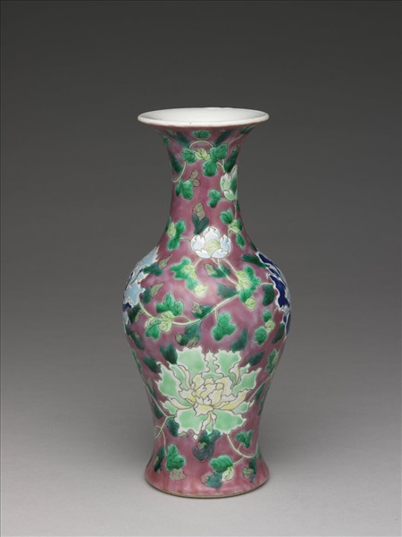 琺瑯彩紫紅地牡丹瓶