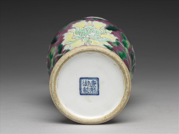 琺瑯彩紫紅地牡丹瓶