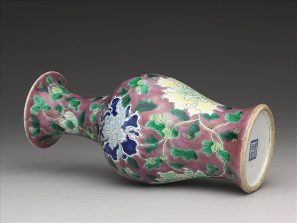 琺瑯彩紫紅地牡丹瓶