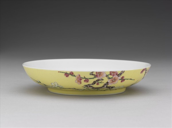 琺瑯彩黃地梅花紋碟