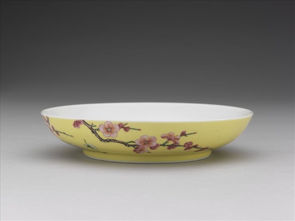 琺瑯彩黃地梅花紋碟