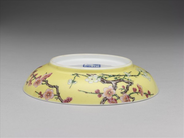 琺瑯彩黃地梅花紋碟