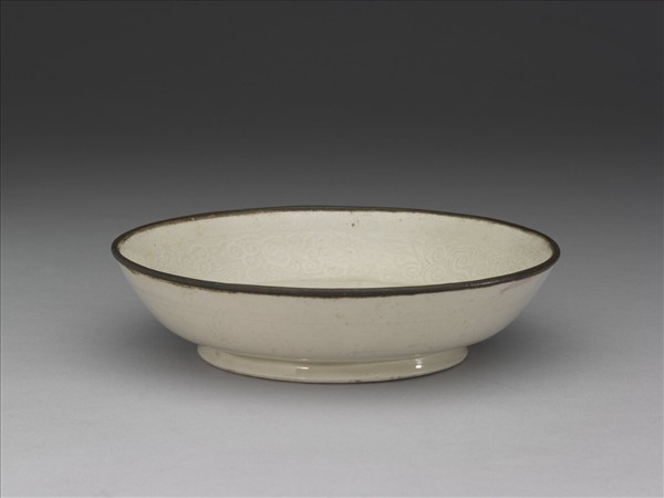 定窯 白釉印花雲龍紋盤