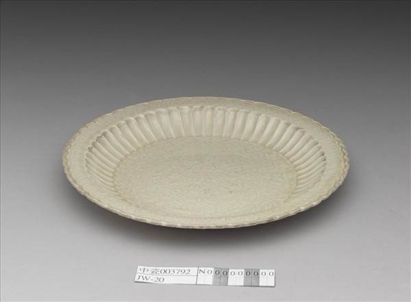 定窯 白瓷印花牡丹百摺盤