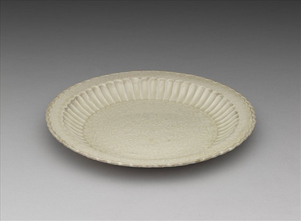 定窯 白瓷印花牡丹百摺盤