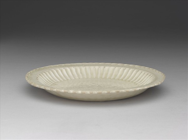 定窯 白瓷印花牡丹百摺盤