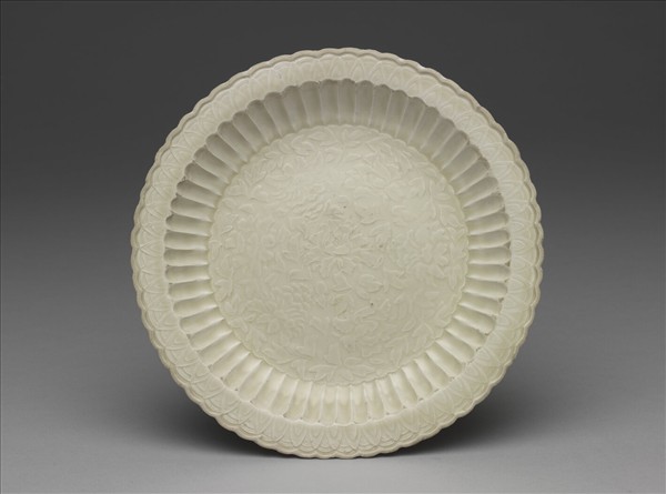 定窯 白瓷印花牡丹百摺盤