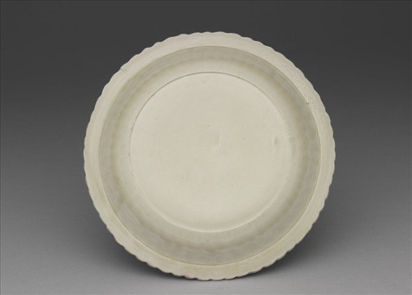 定窯 白瓷印花牡丹百摺盤