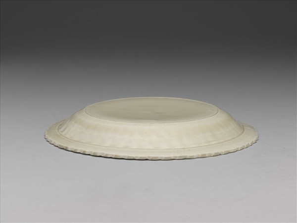 定窯 白瓷印花牡丹百摺盤