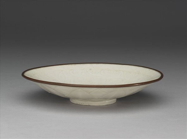 定窯 白瓷劃花花卉紋盤