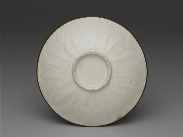 定窯 白瓷劃花花卉紋盤