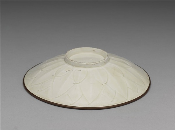 定窯 白瓷劃花花卉紋盤